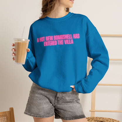 "A Hot New Bombshell Has Entered The Villa" Crewneck Sweatshirt – Pink Slogan Pullover