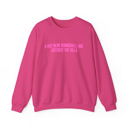 "A Hot New Bombshell Has Entered The Villa" Crewneck Sweatshirt – Pink Slogan Pullover