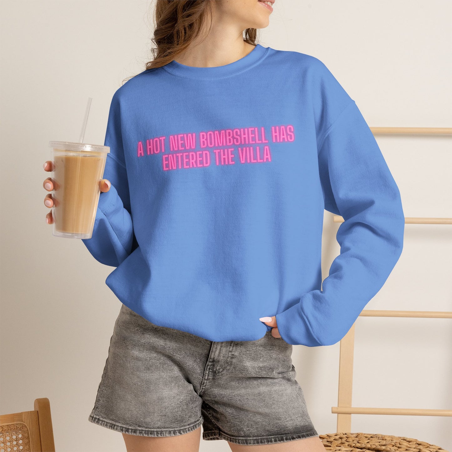 "A Hot New Bombshell Has Entered The Villa" Crewneck Sweatshirt – Pink Slogan Pullover