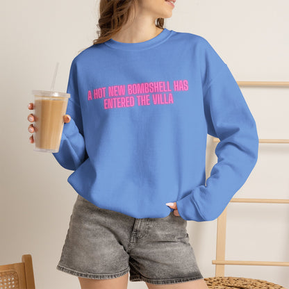 "A Hot New Bombshell Has Entered The Villa" Crewneck Sweatshirt – Pink Slogan Pullover