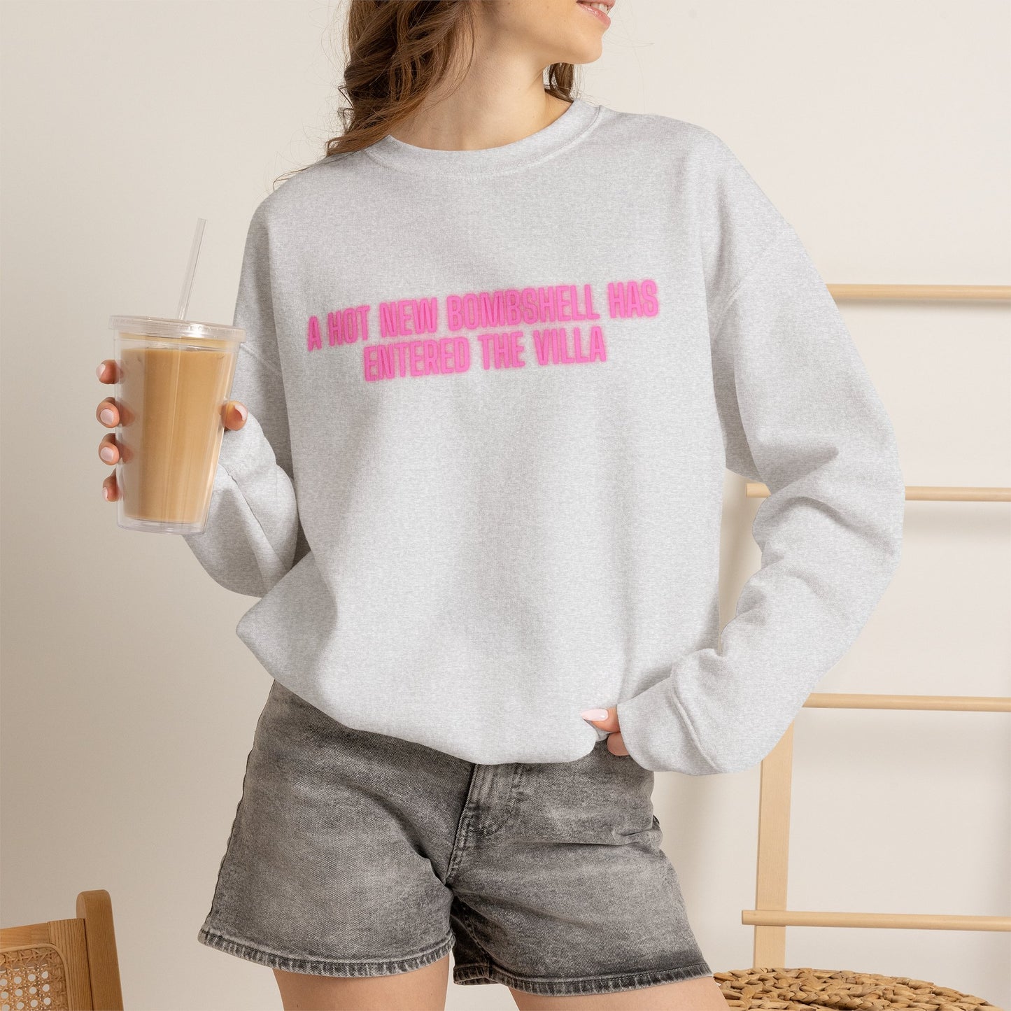 "A Hot New Bombshell Has Entered The Villa" Crewneck Sweatshirt – Pink Slogan Pullover