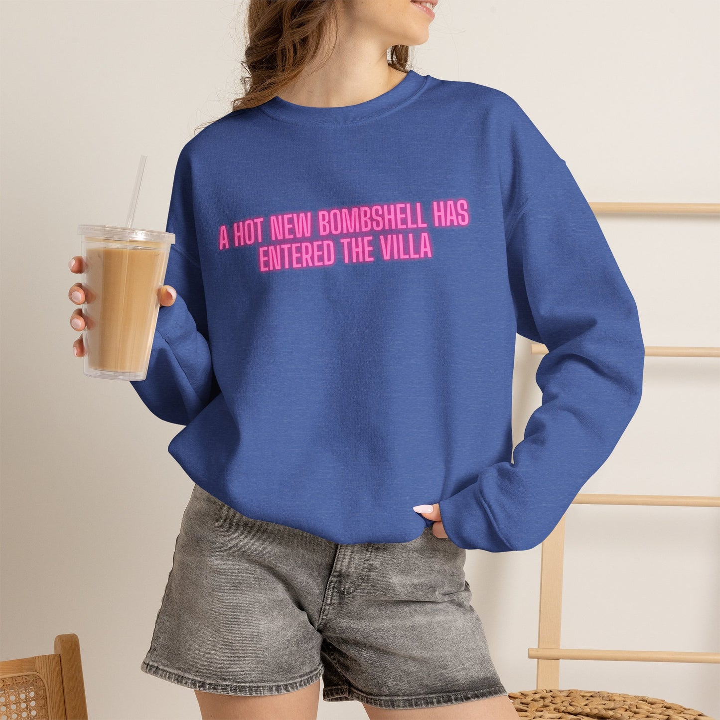 "A Hot New Bombshell Has Entered The Villa" Crewneck Sweatshirt – Pink Slogan Pullover
