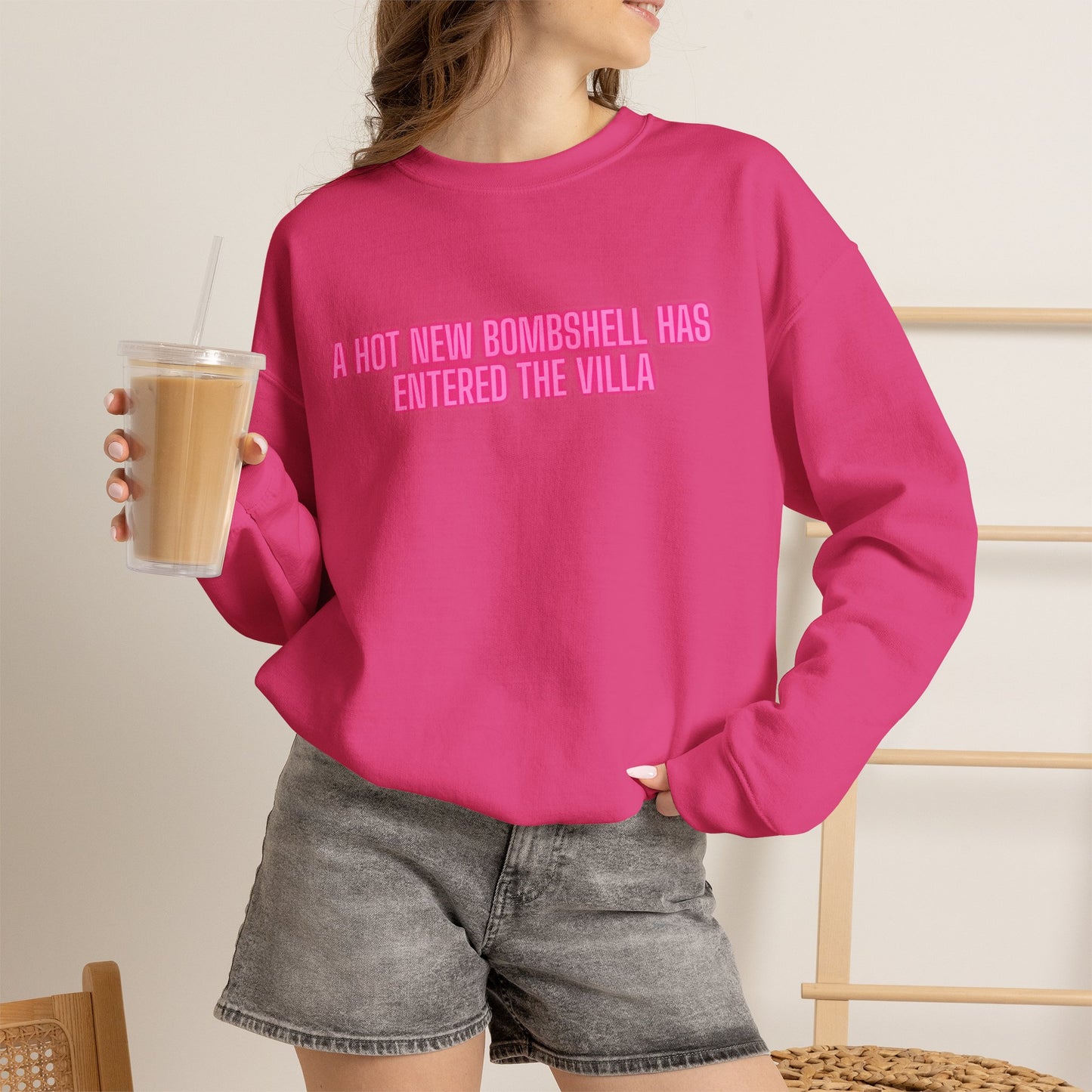 "A Hot New Bombshell Has Entered The Villa" Crewneck Sweatshirt – Pink Slogan Pullover