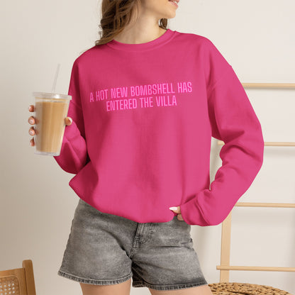 "A Hot New Bombshell Has Entered The Villa" Crewneck Sweatshirt – Pink Slogan Pullover