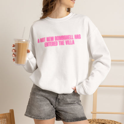 "A Hot New Bombshell Has Entered The Villa" Crewneck Sweatshirt – Pink Slogan Pullover