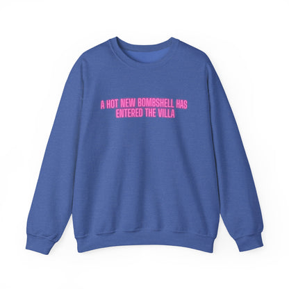 "A Hot New Bombshell Has Entered The Villa" Crewneck Sweatshirt – Pink Slogan Pullover