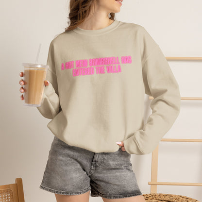 "A Hot New Bombshell Has Entered The Villa" Crewneck Sweatshirt – Pink Slogan Pullover