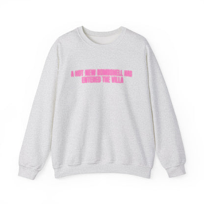 "A Hot New Bombshell Has Entered The Villa" Crewneck Sweatshirt – Pink Slogan Pullover